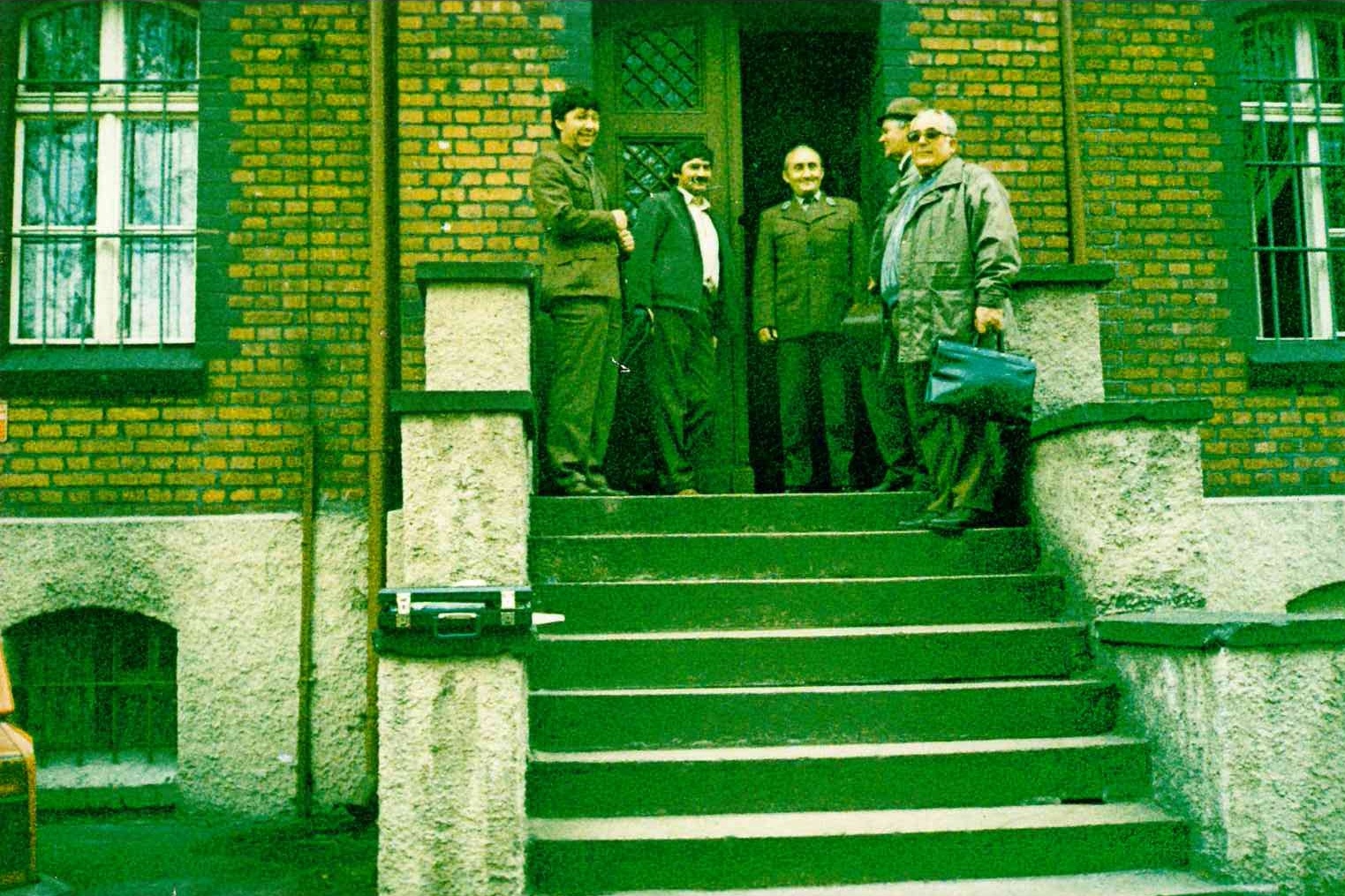 Zaczynając od lewej: Jerzy Giezek (były Leśniczy L - ctwa Osiecznica), Kazimierz Erhardt (Leśniczy L - ctwa Parowa), Jan Józefczyk (były Nadleśniczy), Tadeusz Szponar (były Leśniczy L - ctwa Lisek), Józef Czerniak - 1992 r. Udostępnił K. Erhardt.