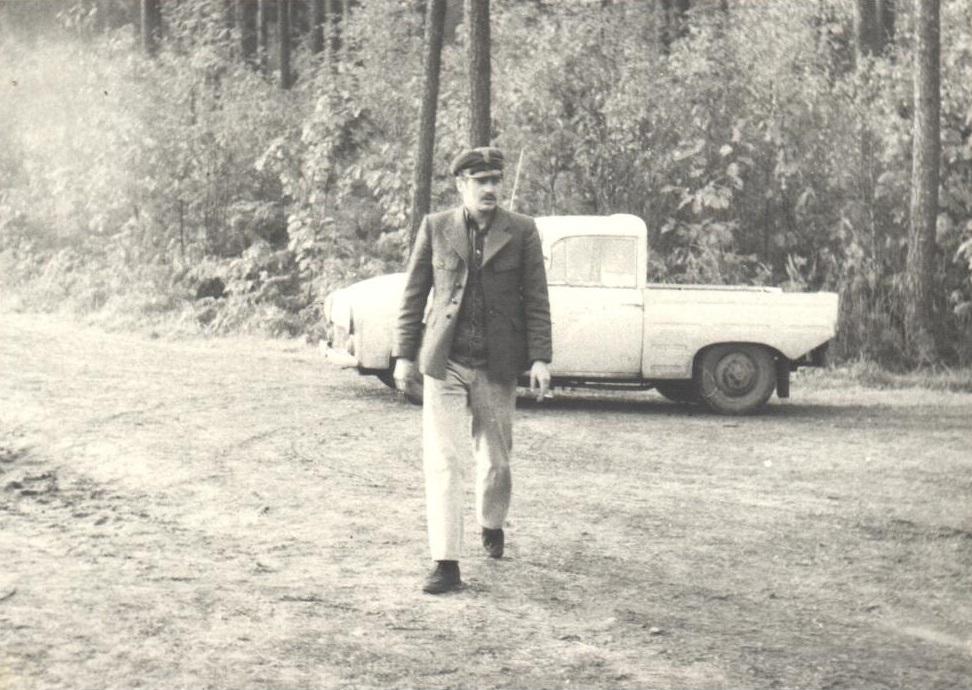 Leśniczy L - ctwa Parowa Kazimierz Erhardt (z tyłu widoczny samochód służbowy Syrena R20)  - 1980 r. Udostępnił K. Erhardt.